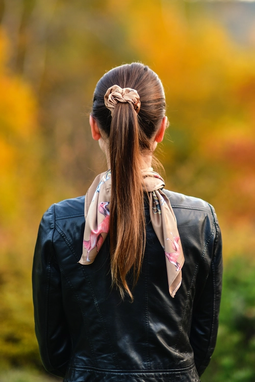 scrunchie_apaszka_karmelowa_saluki