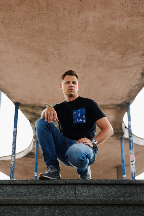 loani_t_shirt_czarny_granat