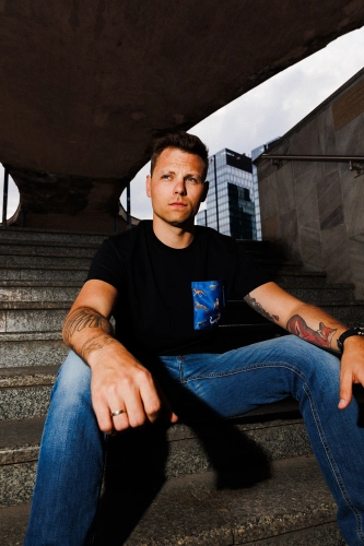 loani_t_shirt_czarny_charty