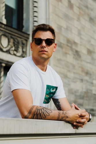 LOANI_krotki_rekawek_bialy_charty