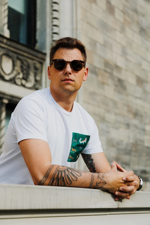 LOANI_krotki_rekawek_bialy_charty