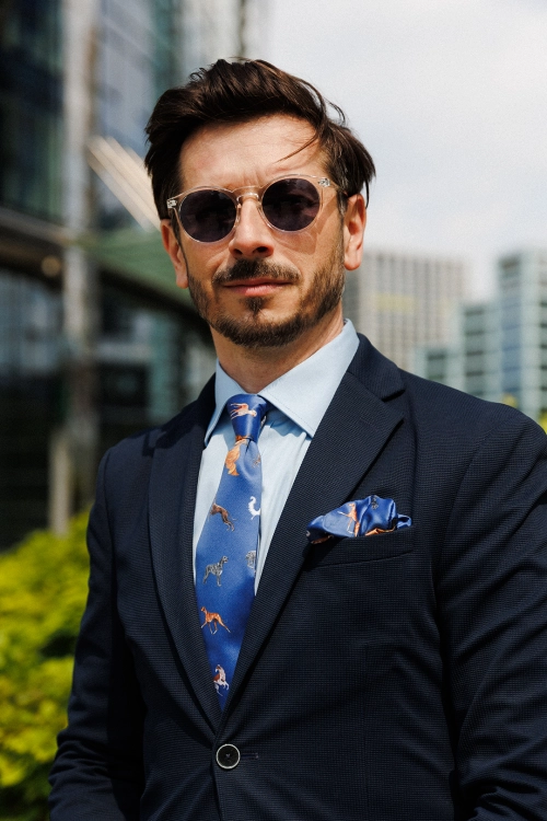 granatowy_krawat_w_charty