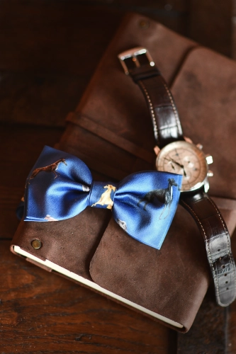 muszka-granatowa_w_charty