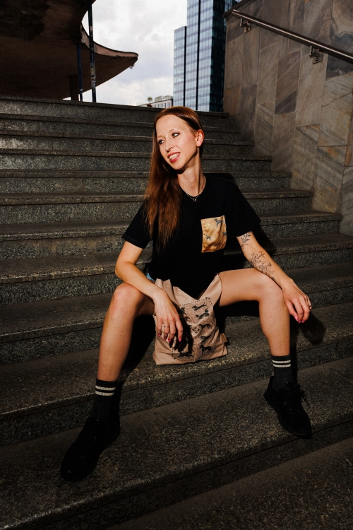 loani_crop_top_karmel_czern