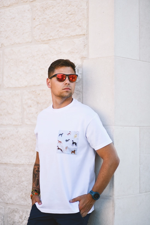 t_shirt_bialy_charty_blekitna