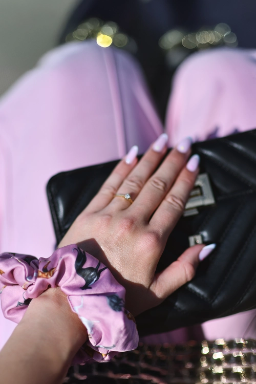 scrunchie_rozowa_loani_charty
